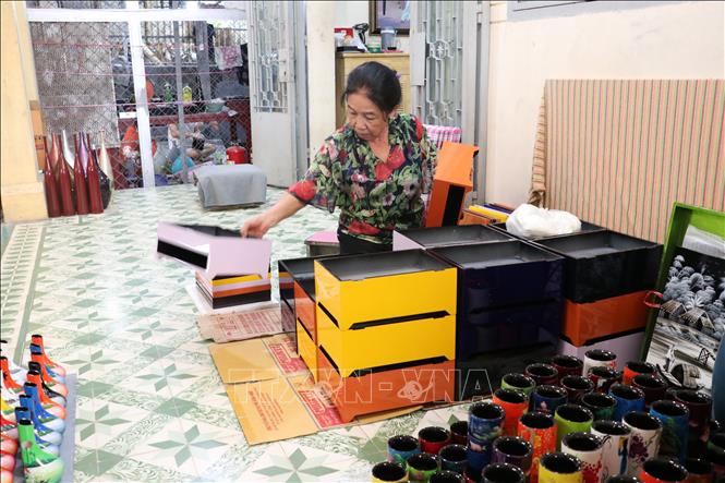 A Tuong Binh Hiep villager paints lacquer products. VNA Photo: Dương Chí Tưởng