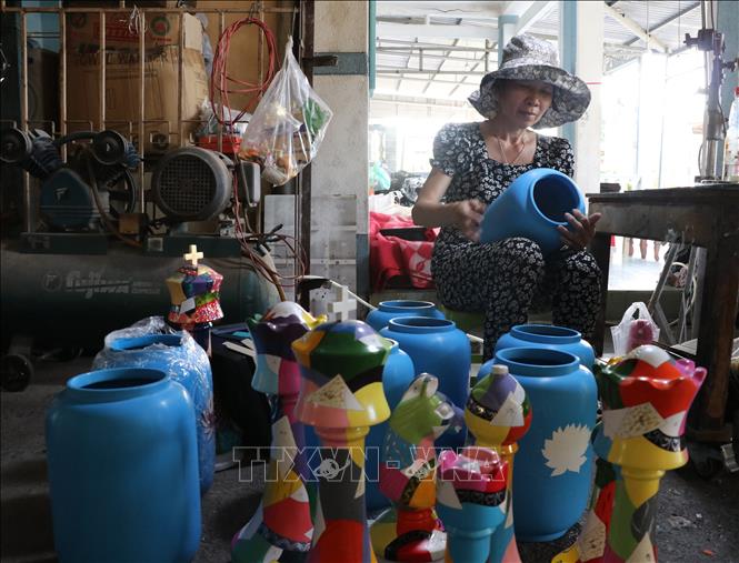 Lacquer can be used to cover many materials, such as wood for furniture, chipboard for pictures and boxes, pottery, fabric or paper. VNA Photo: Dương Chí Tưởng