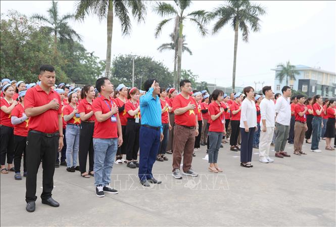 Ban lãnh đạo Công ty TNHH Wooin Vina (Cụm công nghiệp Tháp - Hồng - Kỷ, huyện Diễn Châu) và hơn 1.600 công nhân thực hiện nghi thức chào cờ. Ảnh: Xuân Tiến - TTXVN 