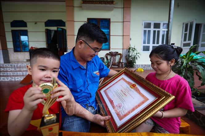 Anh Bùi Văn Tường với Bằng khen của Thủ tường Chính phủ về những thành tích trong lao động, sản xuất, kinh doanh góp phần vào sự nghiệp xây dựng Chủ nghĩa xã hội và bảo vệ Tổ quốc. Ảnh: Trọng Đạt - TTXVN