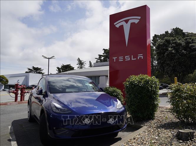Ô tô điện của hãng Tesla tại cửa hàng ở San Mateo, California, Mỹ, ngày 15/4/2024. Ảnh: THX/TTXVN