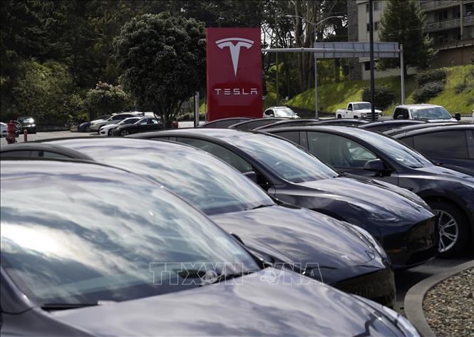 Ô tô điện của hãng Tesla tại cửa hàng ở San Mateo, California, Mỹ, ngày 15/4/2024. Ảnh: THX/TTXVN