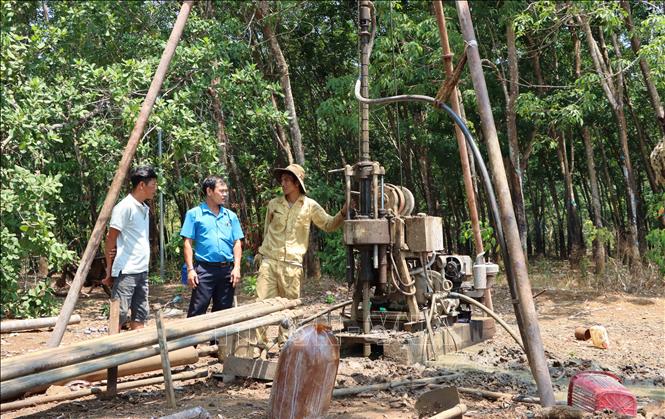 Người dân ở thôn Bù Gia Phúc 1, xã Phú Nghĩa, huyện Bù Gia Mập bỏ ra hàng chục triệu đồng khoan giếng nhưng không tìm được nguồn nước. Ảnh: TTXVN phát
