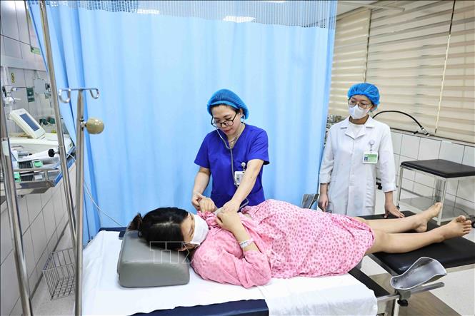 Bác sĩ Dương Thị Trà Giang kiểm tra sức khỏe của sản phụ trước khi sinh. Ảnh: Minh Đức – TTXVN