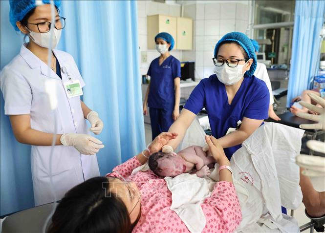 Bác sĩ Dương Thị Trà Giang thực hiện ca đỡ đẻ thường thành công mang lại niềm vui, hạnh phúc cho nhiều gia đình. Ảnh: Minh Đức – TTXVN