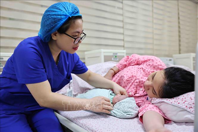 Bác sĩ Dương Thị Trà Giang kiểm tra sức khỏe của sản phụ sau khi sinh. Ảnh: Minh Đức – TTXVN

