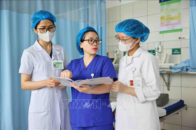 Bác sĩ Dương Thị Trà Giang trao đổi nghiệp vụ chuyên môn với đồng nghiệp sau những ca trực. Ảnh: Minh Đức – TTXVN

