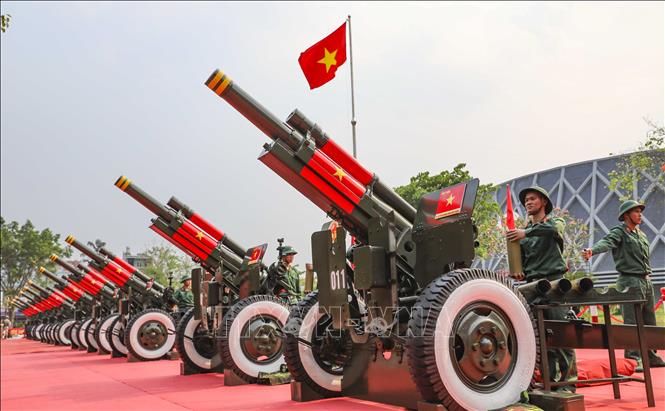 Dàn pháo lễ 105mm đặt tại khuôn viên Bảo tàng Chiến thắng lịch sử Điện Biên Phủ. Ảnh: Xuân Tư - TTXVN