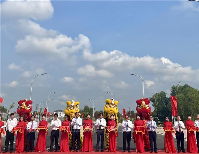 Khánh thành Cầu Đò mới (Cầu Đò 2) bắc qua sông Thị Tính có tổng vốn đầu tư 312 tỉ đồng. Ảnh: TTXVN phát