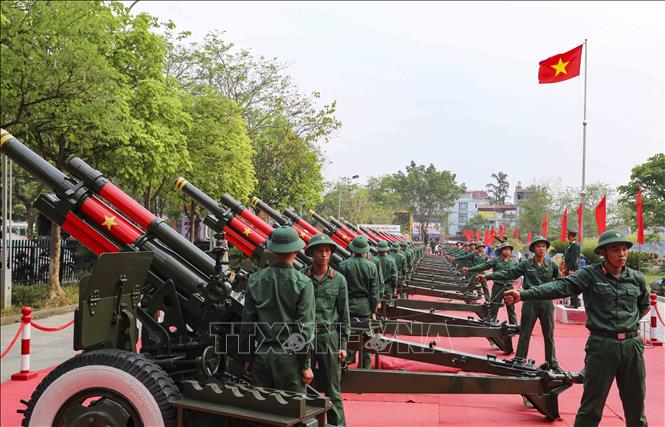 Cán bộ, chiến sĩ tập luyện bắn pháo chuẩn bị cho Lễ kỷ niệm 70 năm Chiến thắng Điện Biên Phủ. Ảnh: Xuân Tư - TTXVN