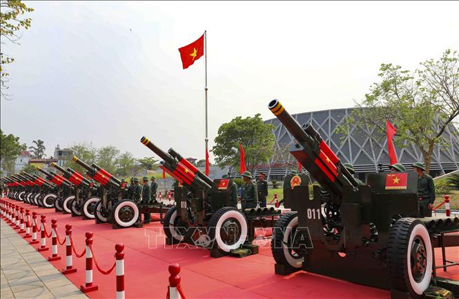 Dàn pháo lễ 105mm đặt tại khuôn viên Bảo tàng Chiến thắng lịch sử Điện Biên Phủ. Ảnh: Xuân Tư - TTXVN