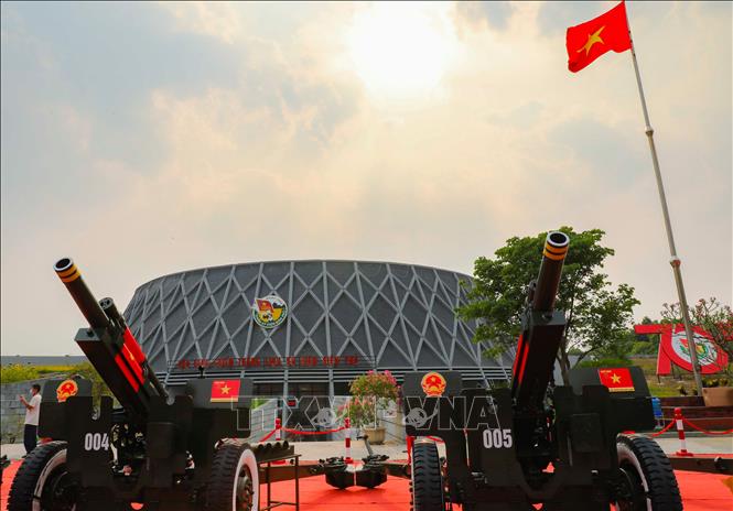 Pháo lễ 105mm đặt tại khuôn viên Bảo tàng Chiến thắng lịch sử Điện Biên Phủ. Ảnh: Xuân Tư - TTXVN