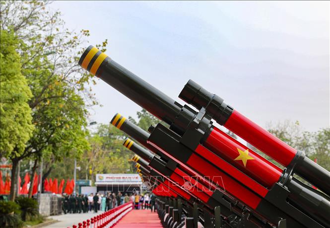 Một phần nòng pháo được sơn Quốc kỳ Việt Nam. Ảnh: Xuân Tư - TTXVN