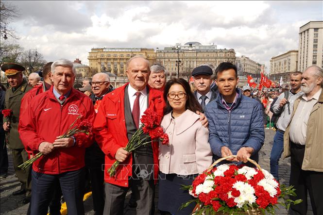 Đại diện Đại sứ quán Việt Nam tại LB Nga chụp ảnh chung với Chủ tịch KPRF Zyuganov. Ảnh: Duy Trinh-PV TTXVN tại LB Nga