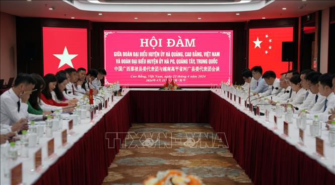 Hội đàm giữa Huyện ủy Hà Quảng và Huyện ủy Nà Po. Ảnh: Chu Hiệu-TTXVN