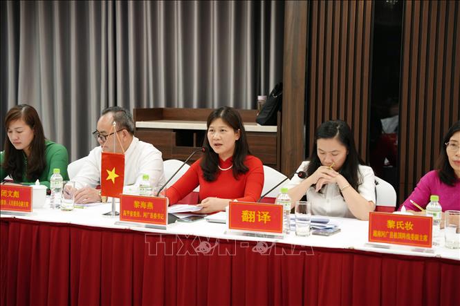 Bí thư Huyện ủy Hà Quảng Lê Hải Yến phát biểu tại hội đàm. Ảnh: Chu Hiệu-TTXVN