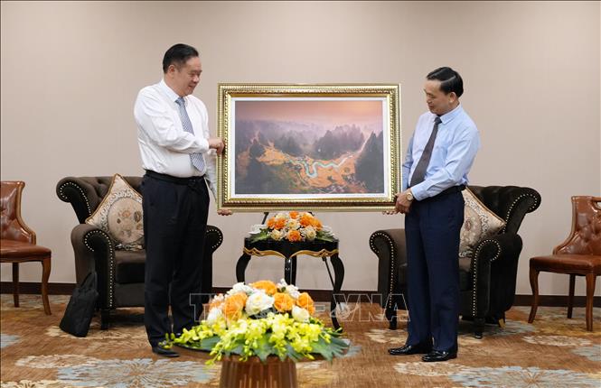 Phó Bí thư Thường trực Tỉnh ủy Cao Bằng Triệu Đình Lê tặng quà lưu niệm cho đoàn công tác Huyện ủy Nà Po, Quảng Tây (Trung Quốc). Ảnh: Chu Hiệu-TTXVN