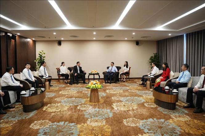 Phó Bí thư Thường trực Tỉnh ủy Cao Bằng Triệu Đình Lê tiếp xã giao đoàn công tác Huyện ủy Nà Po, Quảng Tây (Trung Quốc). Ảnh: Chu Hiệu-TTXVN