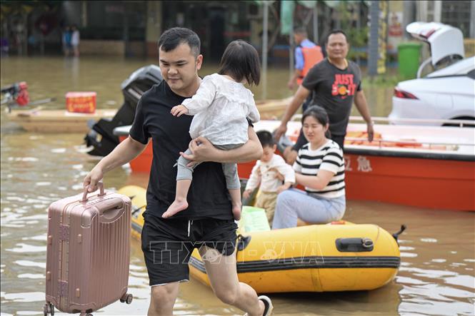 Người dân được sơ tán khỏi vùng ngập lụt do mưa lớn ở thành phố Thanh Viễn, tỉnh Quảng Đông, Trung Quốc ngày 22/4/2024. Ảnh: AFP/TTXVN