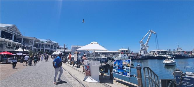 Bến tàu V&A Waterfront là một địa điểm nổi tiếng hút du khách tại thành phố Cape Town. Ảnh: Hồng Minh - p/v TTXVN tại Nam Phi