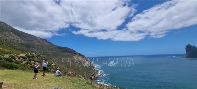 Du khách chụp ảnh kỷ niệm trên con đường Chapman's Peak Drive của thành phố Cape Town, một trong những cung đường ven biển đẹp nhất thế giới. Ảnh: Hồng Minh - p/v TTXVN tại Nam Phi