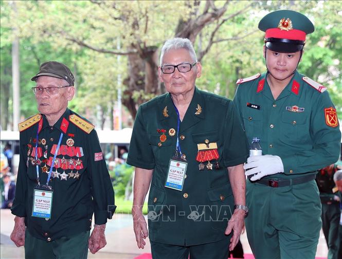 Các cựu chiến binh đến dự buổi gặp mặt. Ảnh: Trọng Đức - TTXVN