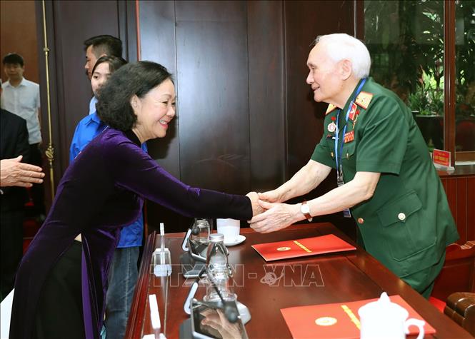 Đồng chí Trương Thị Mai, Ủy viên Bộ Chính trị, Thường trực Ban Bí thư, Trưởng Ban Tổ chức Trung ương với các đại biểu cựu chiến binh. Ảnh: Trọng Đức - TTXVN