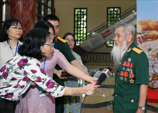 Cựu chiến binh trả lời phỏng vấn của phóng viên cơ quan báo chí. Ảnh: Trọng Đức - TTXVN