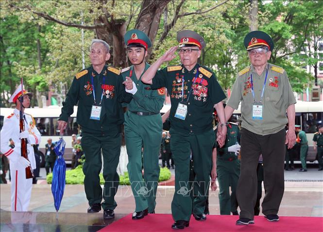Các CCB, cựu TNXP đến dự buổi gặp mặt. Ảnh: Trọng Đức - TTXVN