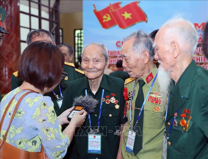Các cựu chiến binh trả lời phỏng vấn của phóng viên cơ quan báo chí. Ảnh: Trọng Đức - TTXVN