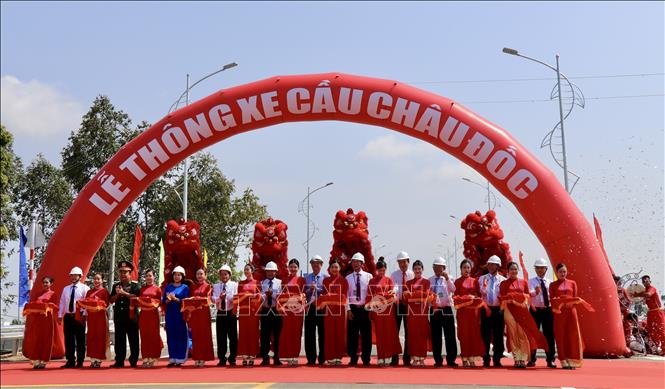 Lãnh đạo An Giang cắt băng thông xe cầu Châu Đốc. Ảnh: Thanh Sang- TTXVN.