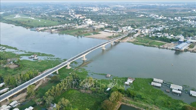 Cầu Châu Đốc bắc qua sông Hậu. Ảnh: Thanh Sang- TTXVN.