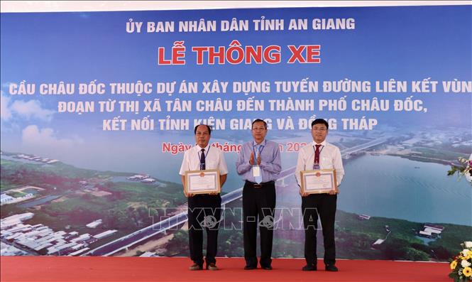 Lãnh đạo tỉnh An Giang khen thưởng 2 tập thể có thành tích xuất sắc trong thi công cầu Châu Đốc. Ảnh: Thanh Sang- TTXVN.