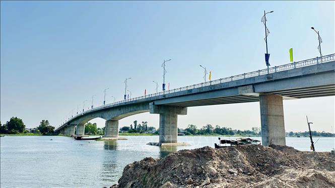 Cầu Châu Đốc bắc qua sông Hậu nhìn từ bờ Châu Đốc. Ảnh: Thanh Sang- TTXVN.