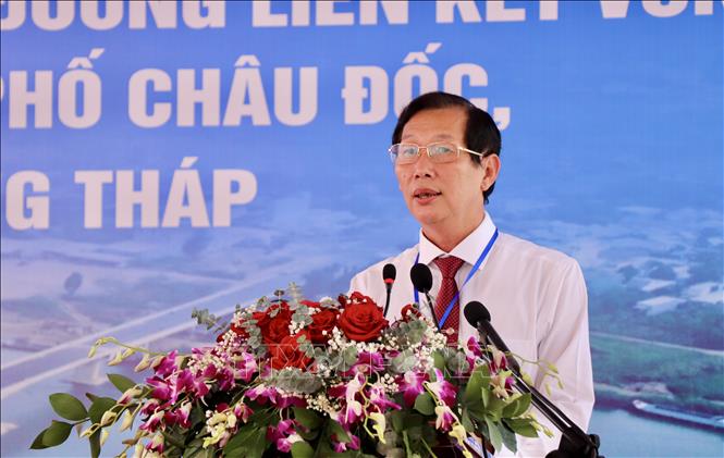 Phó Chủ tịch UBND tỉnh An Giang Lê Văn Phước phát biểu tại lễ thông cầu Châu Đốc. Ảnh: Thanh Sang- TTXVN.