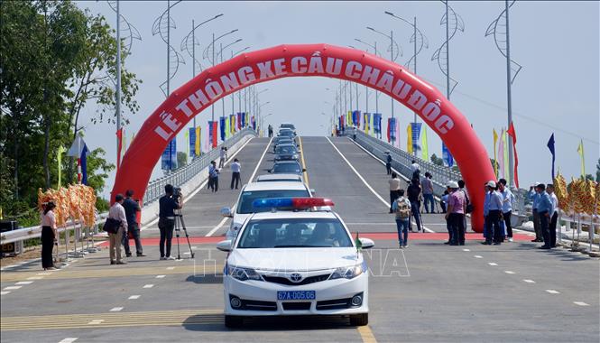 Những chiếc xe đầu tiên lưu thông qua cầu Châu Đốc bắc qua sông Hậu. Ảnh: Thanh Sang- TTXVN.