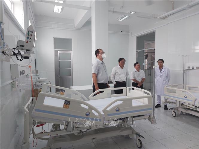 Lãnh đạo sở Y tế tỉnh Bạc Liêu kiểm tra tình hình hoạt động tại Bệnh viện Lao và bệnh Phổi tỉnh Bạc Liêu. Ảnh tư liệu: Tuấn Kiệt – TTXVN