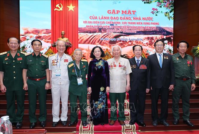 Thường trực Ban Bí thư Trương Thị Mai và các đại biểu tại buổi gặp mặt. Ảnh: Trọng Đức - TTXVN