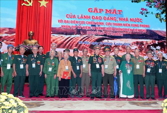 Các cựu chiến binh, cựu TNXP tại buổi gặp mặt. Ảnh: Trọng Đức - TTXVN