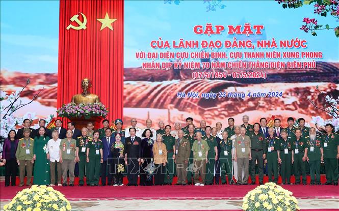 Thường trực Ban Bí thư Trương Thị Mai cùng lãnh đạo Đảng, Nhà nước và các đại biểu tham dự buổi gặp mặt. Ảnh: Trọng Đức - TTXVN