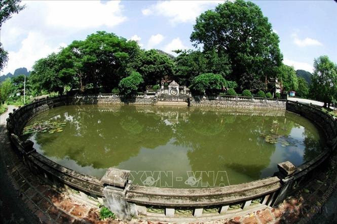 Hồ bán nguyệt tại đền thờ Vua Đinh Tiên Hoàng, nơi lưu dấu nhiều giá trị văn hóa, lịch sử, nghệ thuật kiến trúc, tâm linh. Ảnh: Minh Đức - TTXVN