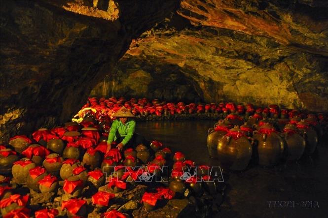 Hang Nấu Rượu dài 250m là một hang động nổi tiếng nằm trong khu du lịch Tràng An. Ảnh: Minh Đức - TTXVN