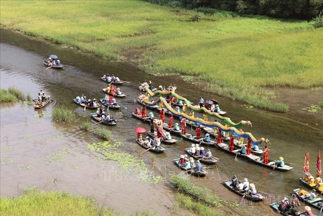 Hoạt động rước thuyền rồng trên sông tại Khu du lịch Tam Cốc - Bích Động trong Tuần du lịch Sắc vàng Tam Cốc - Tràng An. Ảnh: Đức Phương – TTXVN