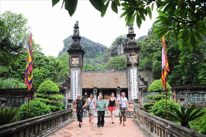 Đền thờ Vua Đinh Tiên Hoàng, nơi lưu dấu nhiều giá trị văn hóa, lịch sử, nghệ thuật kiến trúc, tâm linh, thu hút khách quốc tế đến tham quan. Ảnh: Minh Đức - TTXVN