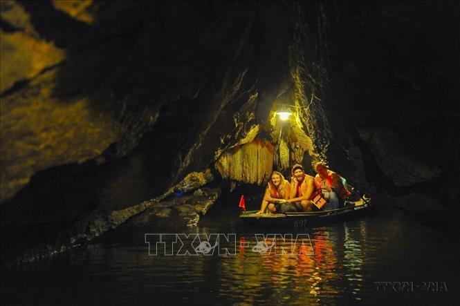 Du khách quốc tế vô cùng thích thú khi tham quan các hang động ở Tràng An. Ảnh: Minh Đức - TTXVN