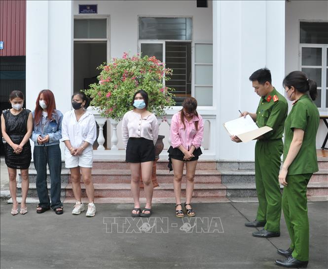 Đối tượng Tuyết (ngoài cùng, phải sang) và 4 gái mại dâm tại cơ quan công an. Ảnh: TTXVN phát