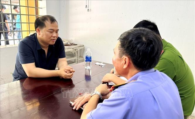 Đối tượng liên quan đến hành vi đánh bạc tại cơ quan Công an. Ảnh: TTXVN phát