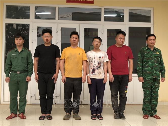 Các đối tượng bị Bộ đội Biên phòng tỉnh Quảng Trị bắt giữ. Ảnh: TTXVN phát