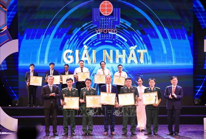 Chủ nhiệm Ủy ban Khoa học, Công nghệ và Môi trường của Quốc hội Lê Quang Huy và Chủ tịch Liên hiệp các Hội Khoa học và Kỹ thuật Việt Nam Phan Xuân Dũng trao giải Nhất cho các tác giả và nhóm tác giả đạt giải. Ảnh: Tuấn Anh - TTXVN