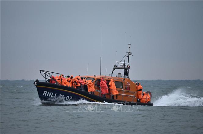 Người di cư từ Pháp được giải cứu và đưa về bờ biển ở Dungeness, Đông Nam Anh khi đang nỗ lực vượt qua eo biển Manche để vào Anh. Ảnh: AFP/TTXVN
